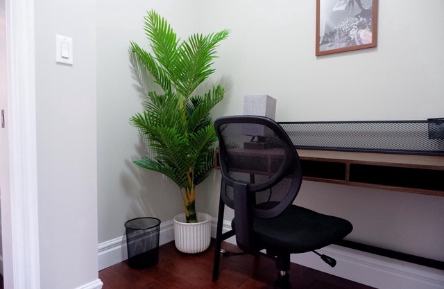 Central London - Clean, Modern & Comfortable. Downtown w/Free Parking & Wi-Fi