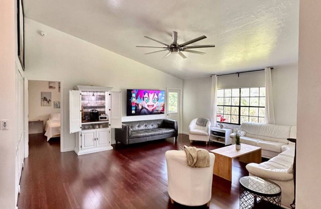 Central Modern Family Friendly Condo Near Beach