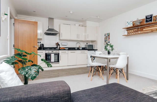 Central Modern Flat for 4-6 & dedicated parking