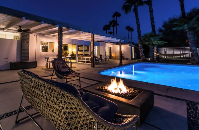 Central Palm Springs/Pool/Park-Resort like setting/4 bedrooms/3 baths/Fire-Pit