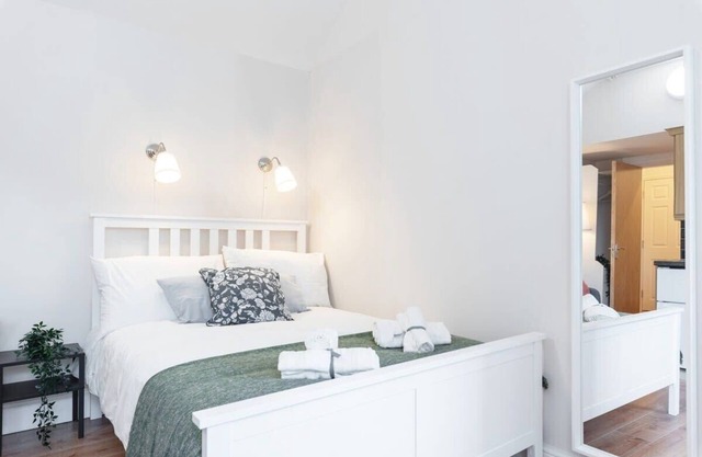 Central Studio Apartment Fast WiFi TV and Kitchen