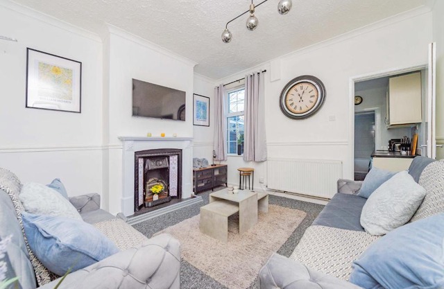 Central Townhouse Wolverhampton - Sleeps 8 - Ideal for Contractors & Families
