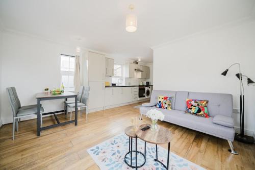 Central Woking Retreat - Two-bed flat with parking