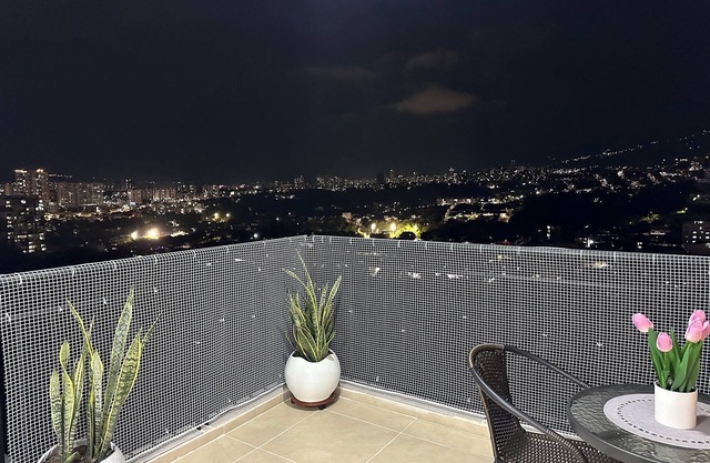 Centrally located and quiet apartment, all rooms are air-conditioned.