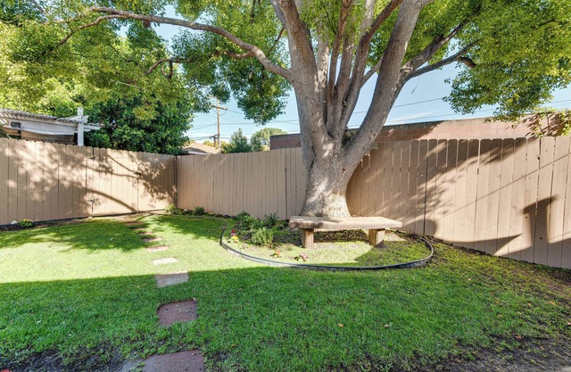 Centrally Located Burbank Duplex Near Hollywood!
