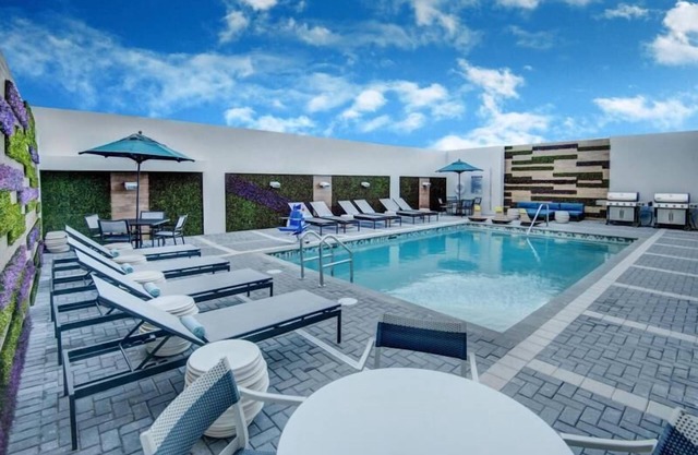 Centrally Located! Cozy Studio Suite, Pool, Breakfast, BBQ, Close to Attractions