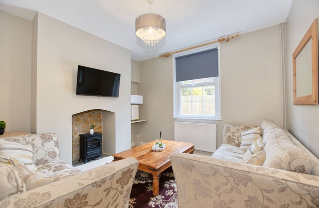 Centrally Tucked Away Private 4bed - Free parking!