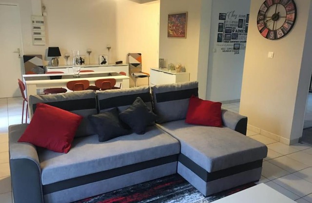 centre Pierrefonds superbe appartement + parking