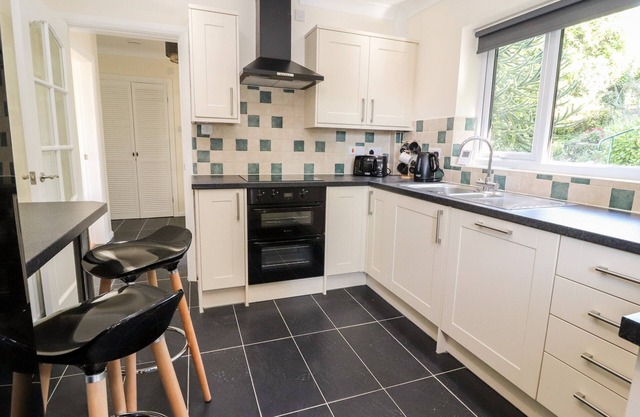CESAIL Y MYNYDD, family friendly, with hot tub in Dyserth