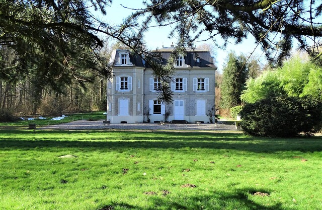 Château Baie de Somme sleeps 10 in four-poster beds