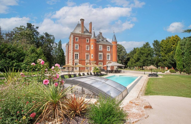 Château de Montsymond. 10 luxury suites, heated pool, sauna, hammam and fitness