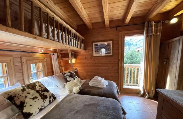 Chalet, view mountain, terrace, fireplace or stove, parking, tv, ski locker, 90m²