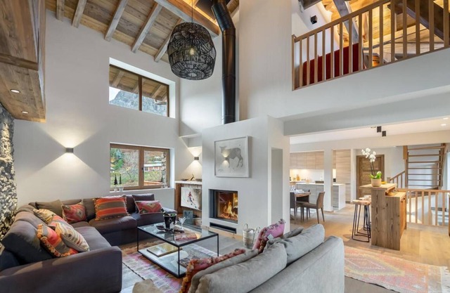 Chalet, terrace, balcony, fireplace or stove, parking, tv, ski locker, 220m²
