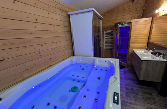 Chalet with Spa & Sauna, Pets Allowed, Vosges Retreat