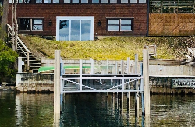 Chalet - 125 ft lake front Lac Memphremagog w/2 docks - 7 beds w/guest house