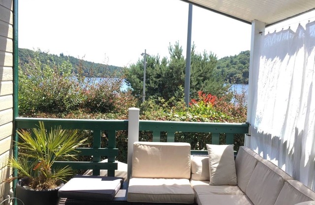 Chalet 'Au Bord Du Lac De Guerlédan' with Lake View, Shared Terrace and Wi-Fi