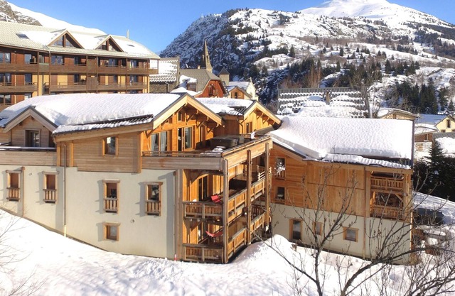Chalet chaleureux PRIVÉ, à 80m de la télécabine!