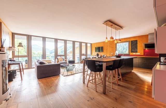 Chalet 'La Cabane Des Rêves' with Mountain View and Private Terrace