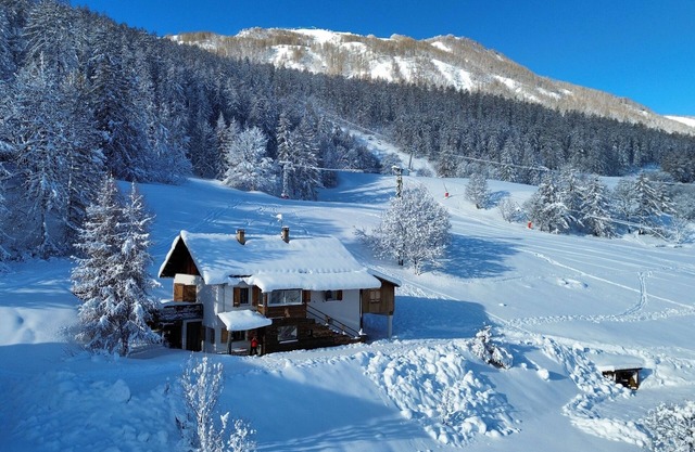 Chalet summer-winter on the slopes of La Foux d'Allos, Mercantour view