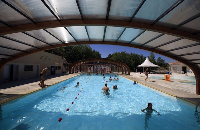 Chalet with seasonal swimming pool near Montauban in holiday residence