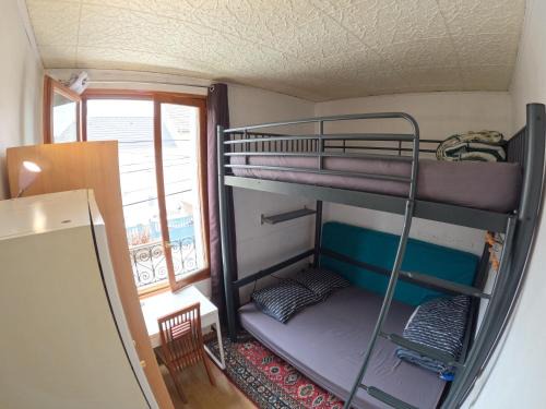 Chambre 4 personnes 2 lits proche métro 5 - salle de bain, toilettes et cuisine sont commune