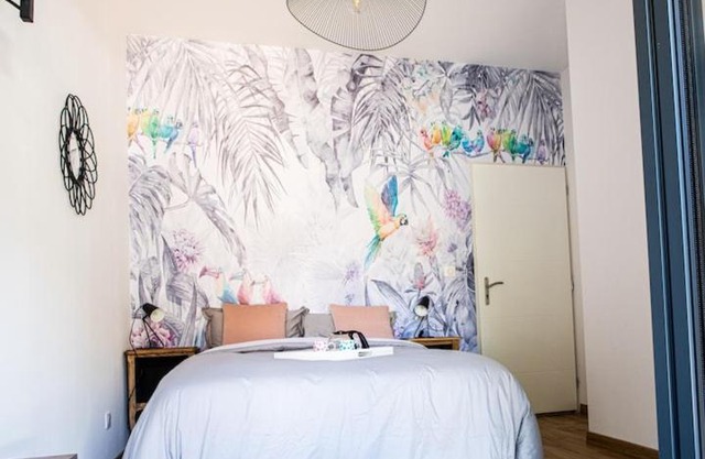 Chambre tropicale privée au coeur d'un village calme et proche du vignoble