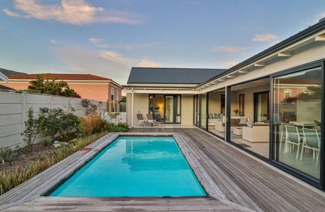 Champagne Air Luxury Villa with pool, pet friendly