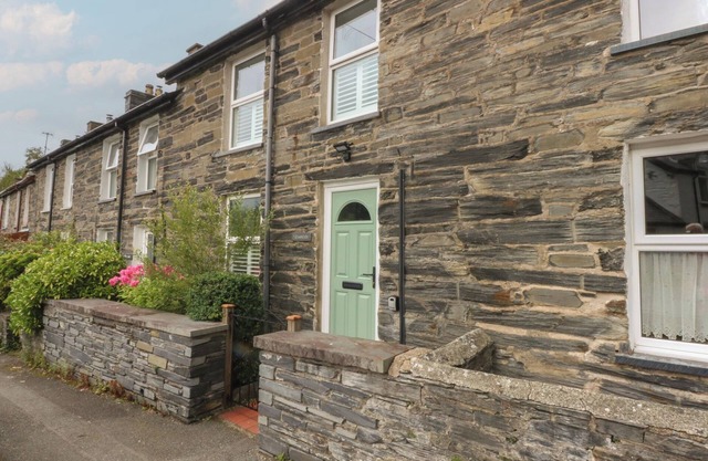 CHANDOS, pet friendly, with open fire in Dolwyddelan