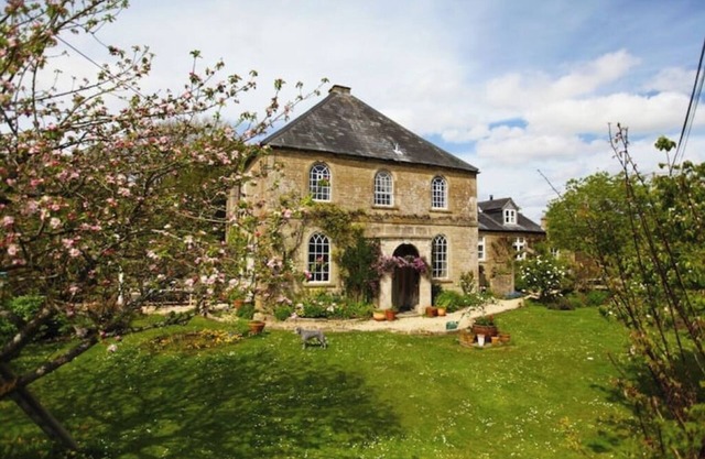 Chapel Cottage, spacious light and airy cottage in the Cotswolds AONB
