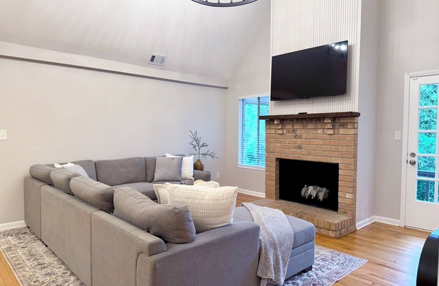 CHAPEL HAVEN 6 Bedrooms 4 Bathroom 8 Beds 2-Unit Home 2 Kitchens