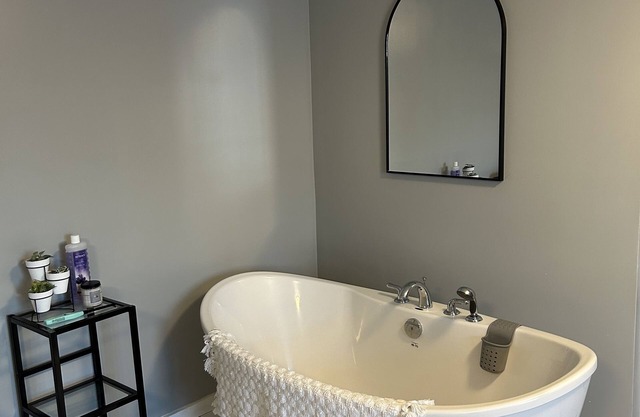 Chapel Suites - Deluxe King Suite