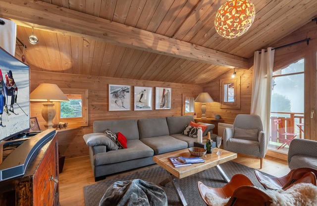 Charming 4-Bedroom Chalet with Balcony, Fireplace & Ski Access – Sleeps 10