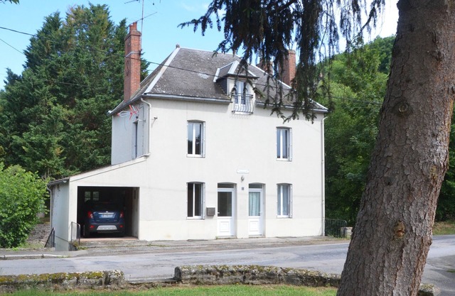 Character house in a romantic setting "At the water's'edge