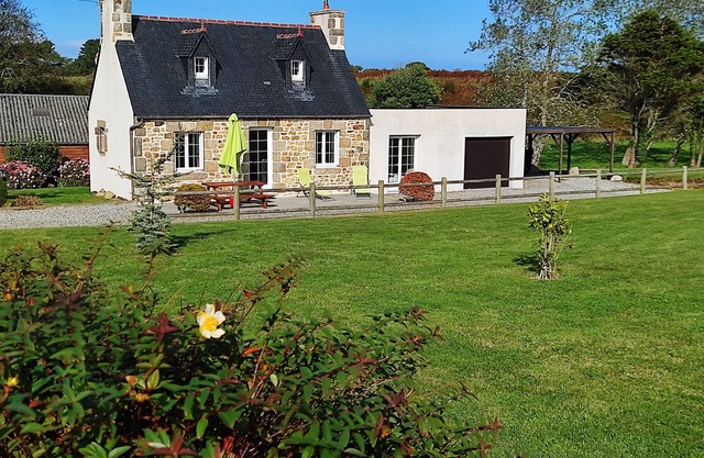 Character stone house (Finistère, Brittany) labeled 3 clévacance keys