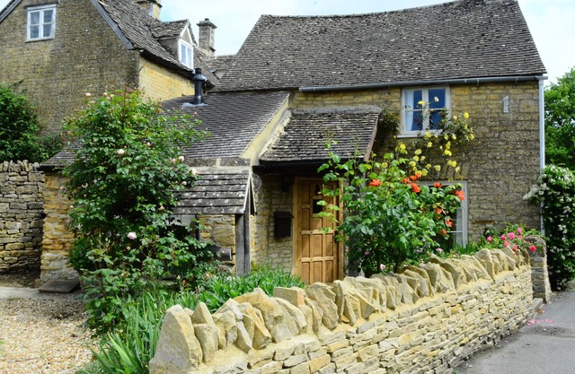 Characterful 16th Century Cottage, off street parking, 2 Min Walk to Village!
