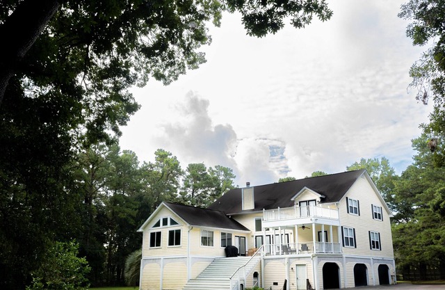 CHARLESTON, FAMILY FRIENDLY! INDOOR POOL, GAME ROOM, PETS OK