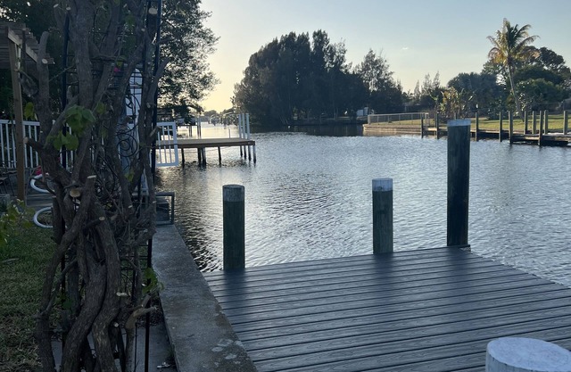Charlotte's Cottage 3BDR Heated Pool & Canal views