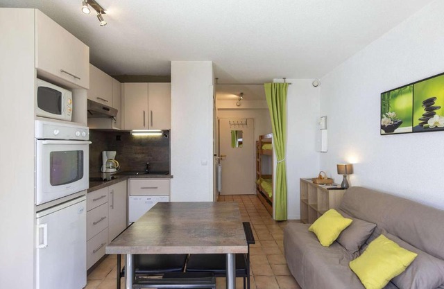 Charmant T2 avec balcon, coin nuit, kitchenette équipée et accès direct aux activités de montagne. - FR-1-400-120