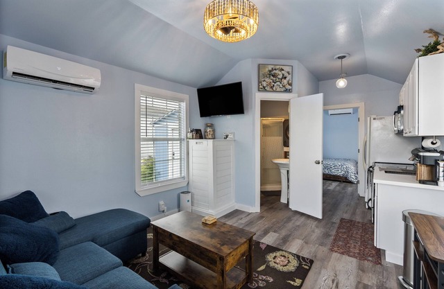 Charming 1-bedroom tiny home with AC, WiFi in awesome Corpus Christi