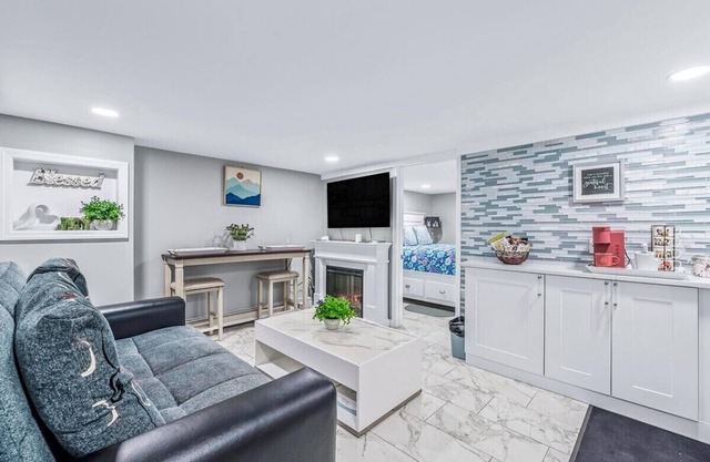 Charming 1-bedroom apartment in delightful Uniondale with WiFi, AC, fitness room