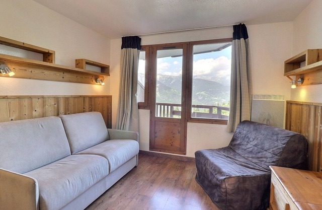 Charming 1-Bedroom Apartment in La Tania, Ski-In/Ski-Out, Sleeps 4