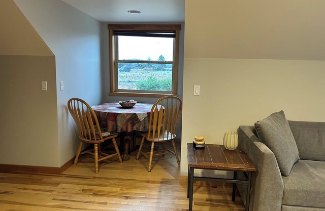 Charming 1-bedroom apartment with view of Columbia River, WiFi & AC in Brewster.