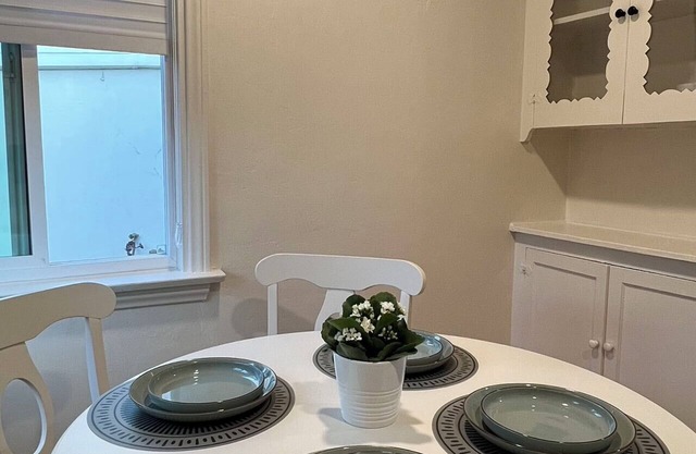 Charming 1-bedroom house with AC and WiFi in Alhambra