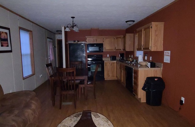 Charming 1-bedroom Manufactured home in Hillsboro with WiFi, AC