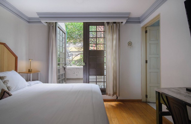 Charming 1-BR + Balcony, WiFi & TV; in wonderful Condesa, Mexico City