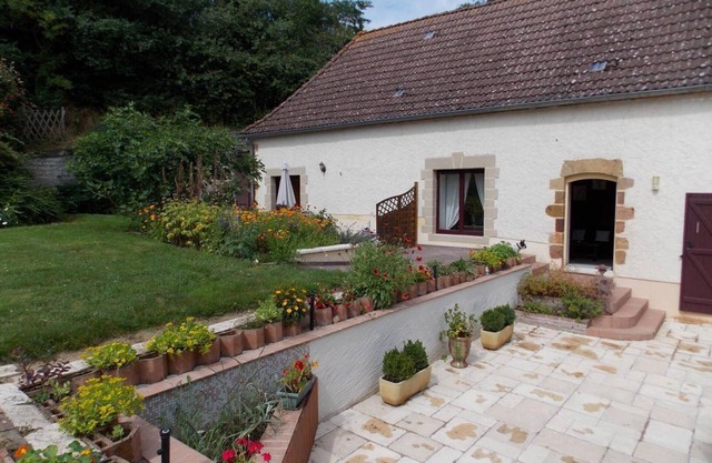 Charming 17th Century Farm Cottage with Modern Comforts, Private Terrace, Garden, and Pet Friendly