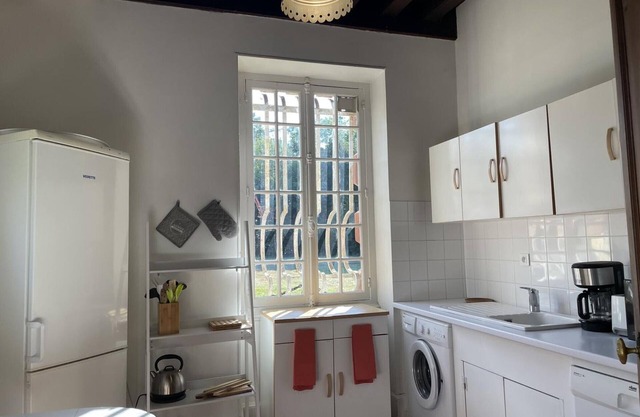 Charming 19th Century Hunting Lodge: 4BR, Garden, Near Château, WiFi, Pet-Friendly