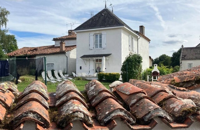Charming 2-Bed House with gardens in tranquil area