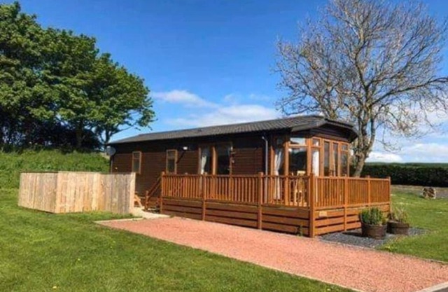 Charming 2-Bed Lodge with Hot tub in Morpeth