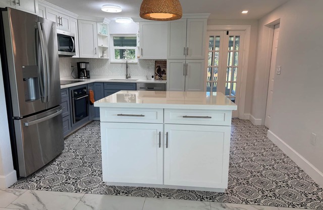 Charming 2-bedroom house in Charlotte Harbor, walk to restaurants & shopping